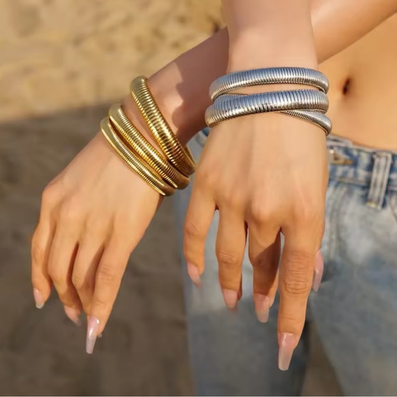 ◾️18K Gold Plated Flexible Ribbed Designed Bracelet - Picture 15 of 16